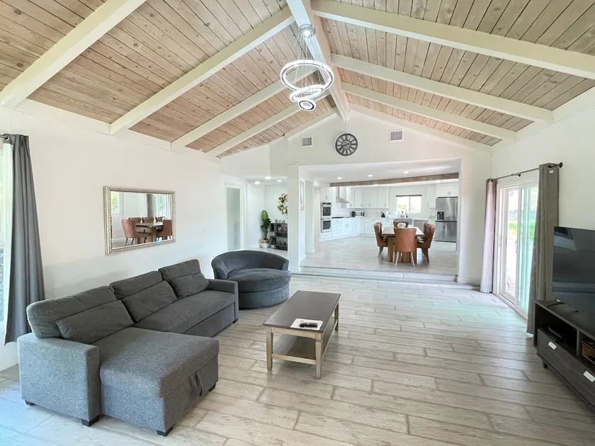 Spacious 3B2B House Between Disney & Universal - Image 1
