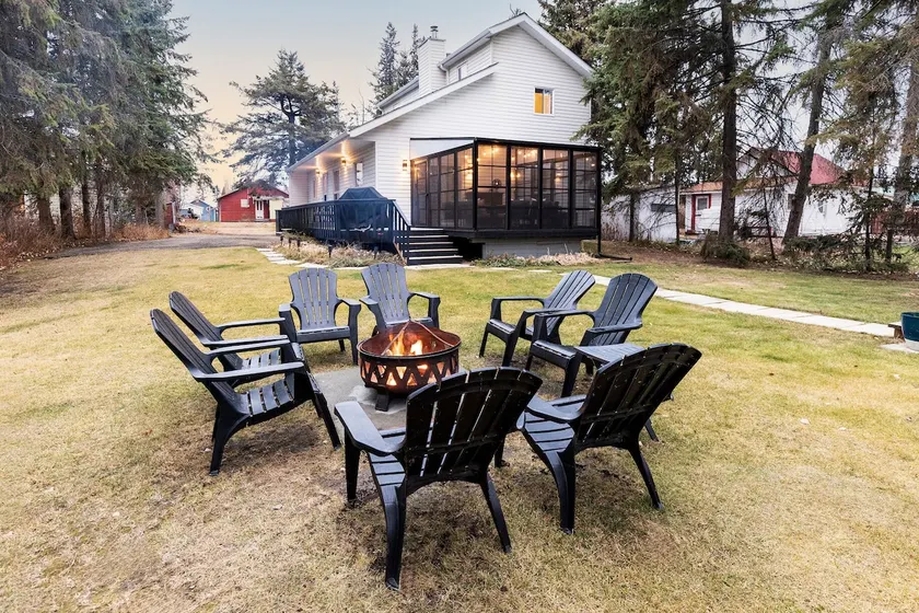 Fantastic reviews • 4 Bedrooms • 1 block to beach - Image 1