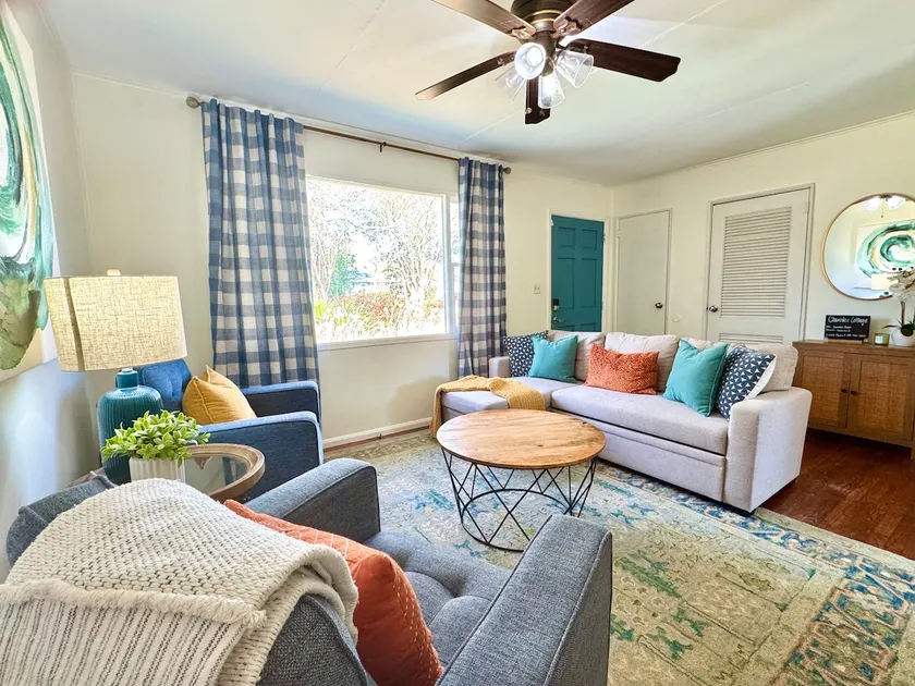 Cozy Cottage, 4 Beds, Sleeps 6, Big Fenced Yard - Image 1