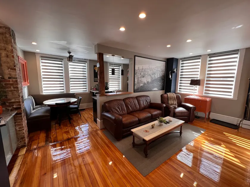 Stylish 3-bedroom 2- bathroom townhouse - Image 1