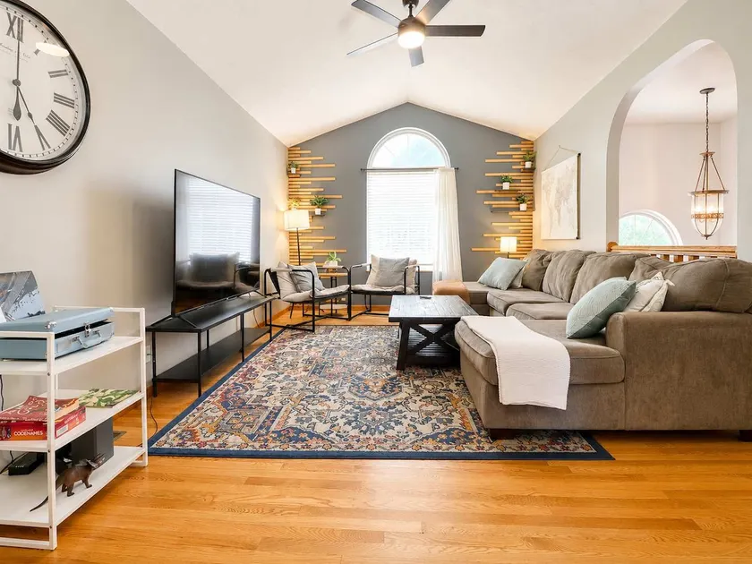 Pet-friendly home near UNL with game room - Image 1