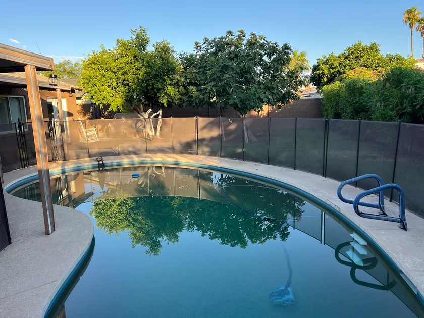 Private retreat with gym, hot tub, pool & playroom - Image 1
