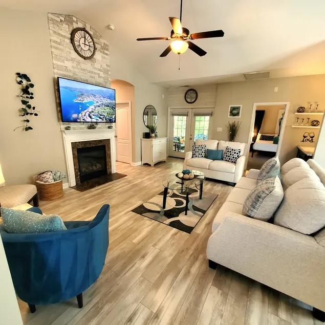 Foxberry Place, King suite and 2 Queens & Hottub! - Image 1
