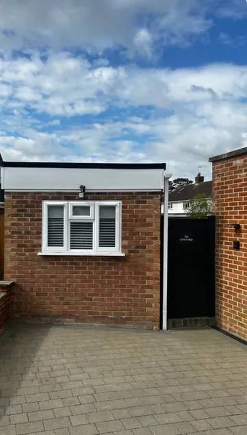 Luxury 1 Bedroom Little Lodge with private parking - Image 1