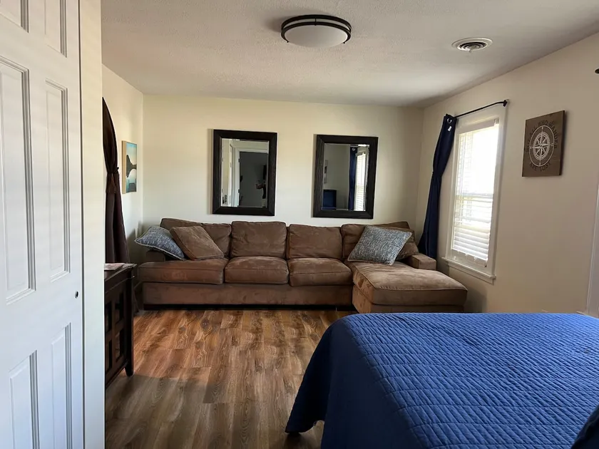 Dry Dock Unit 4 -2 Bed/Studio/2nd floor near beach - Image 1