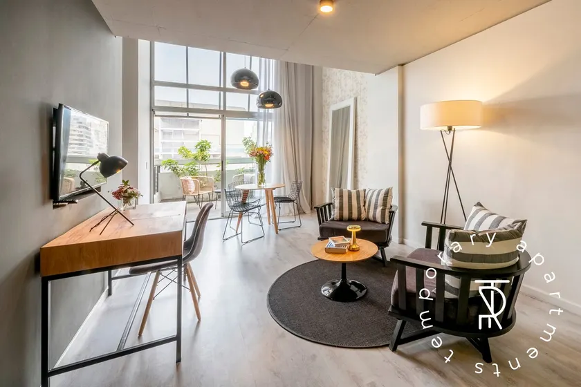 Modern and comfortable duplex in Chinatown - Image 1