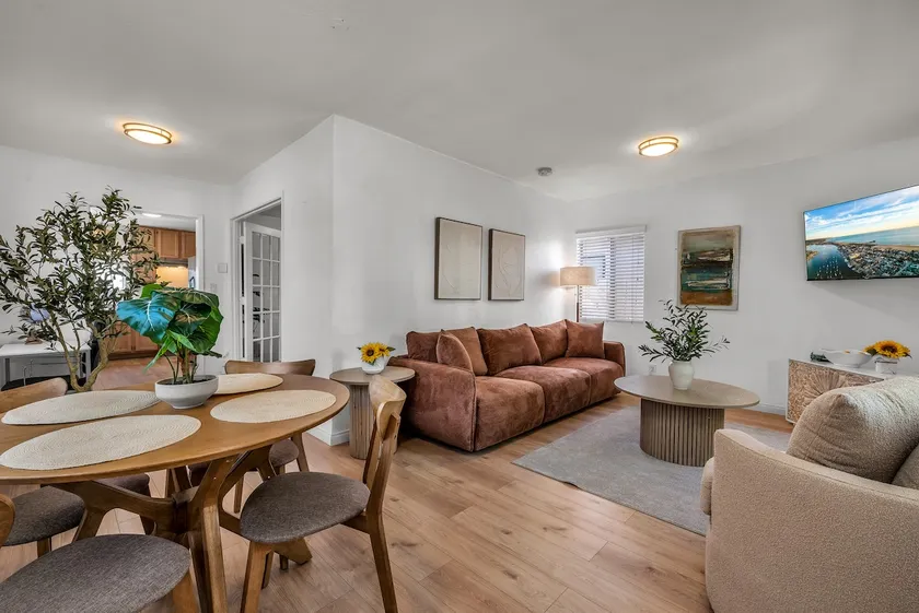 The Sunflower House. Lovely & Bright Coastal Home. - Image 1