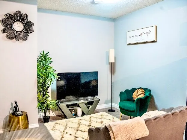 Cozy 1 Bedroom suite close to west edmonton mall - Image 1