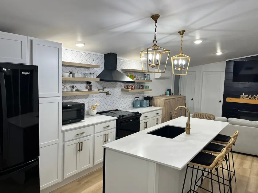 Beautiful new cottage on the beach- sleeps 6 - Image 1