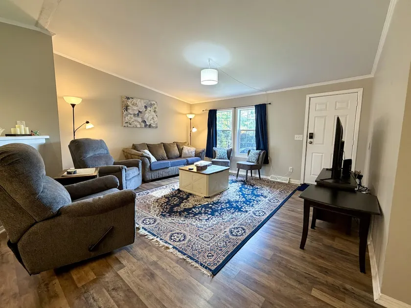 Cul-de-sac Home - Image 1