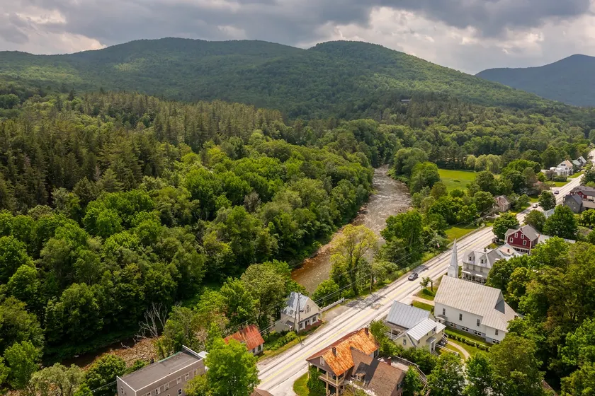 Riverfront Victorian Near Woodstock & Killington - Image 1
