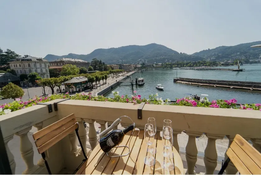 Beautiful spacious lakefront apartment with A/C & garage - Image 1