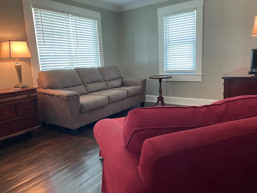 The Redbird: 3 Bedroom, Downtown, Fast WiFi, Porch - Image 1