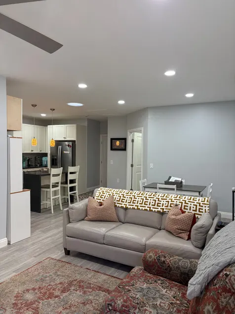 Chic and Cozy Luxury Private Guest House - Image 1