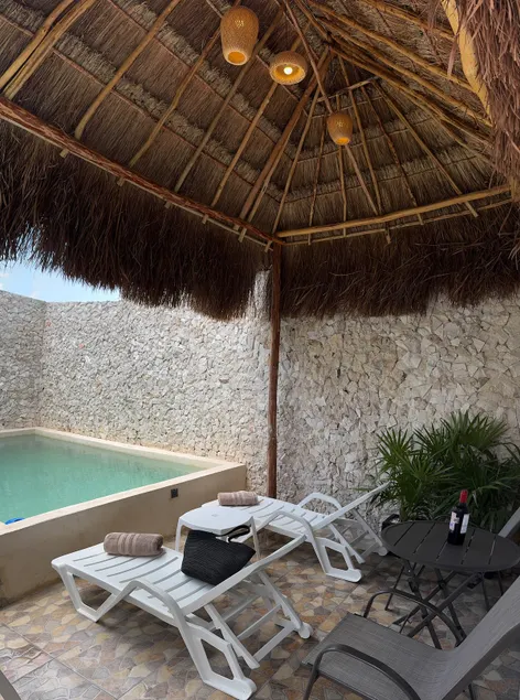 House with pool 10 minutes from the airport, parking. - Image 1