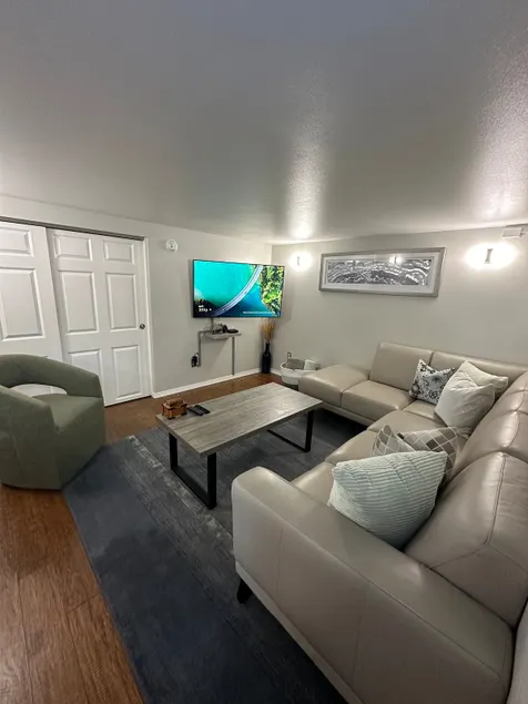 Seattle 2 Bedroom 1 Bath Over 900 sq ft! - Image 1