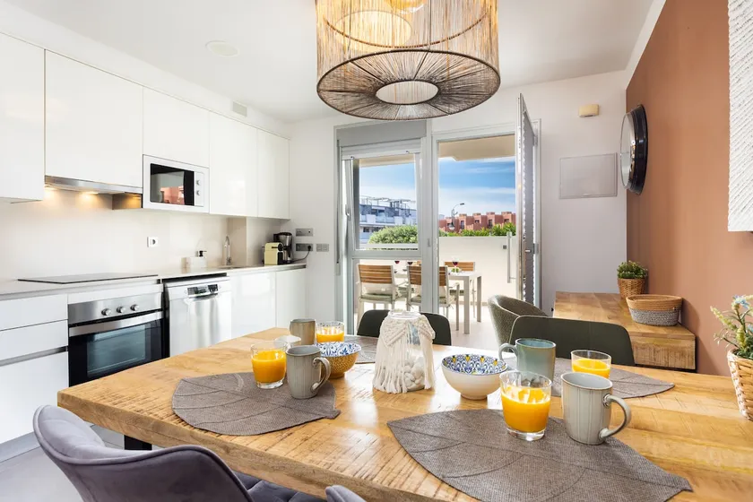 Modern Apartment 5 minutes from the beach - Image 1