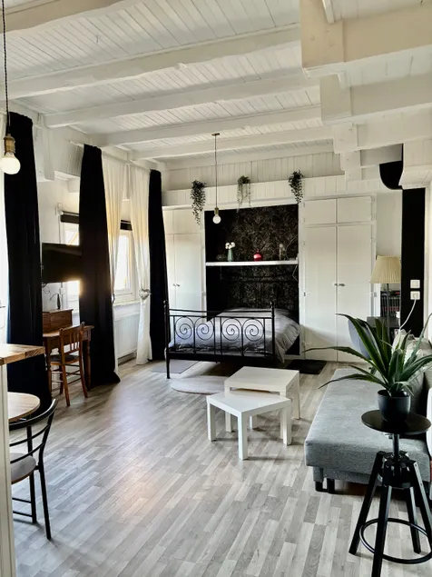 Bright independent studio near the station/shops - Image 1