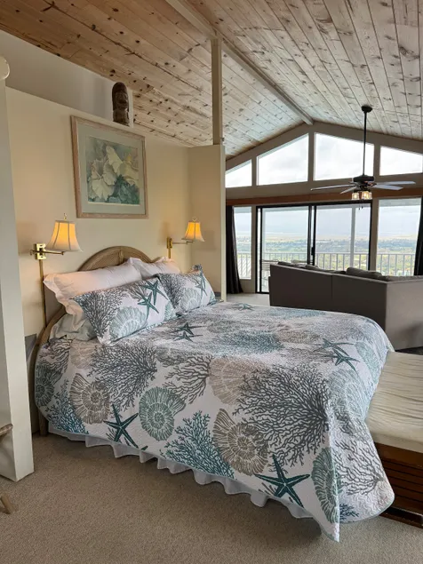 Penthouse Overlooking Waimea Ocean views - Image 1