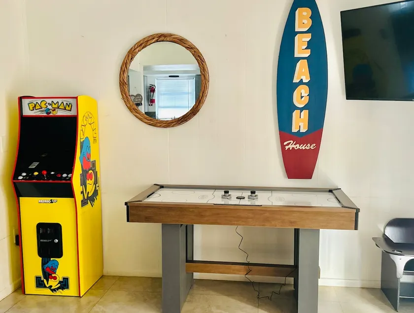 KIDS STAY: Sleeps 10 Cruise Guests-Arcade-Hockey - Image 1