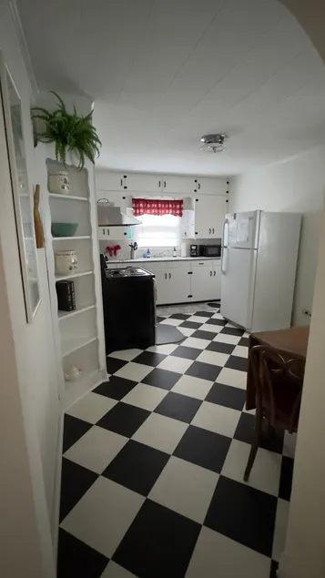 The Old School White Cozy Downtown Cottage - Image 1
