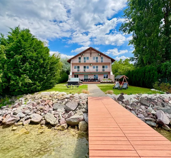Zöldpart Villa |Waterfront, Private beach, jacuzzi - Image 1