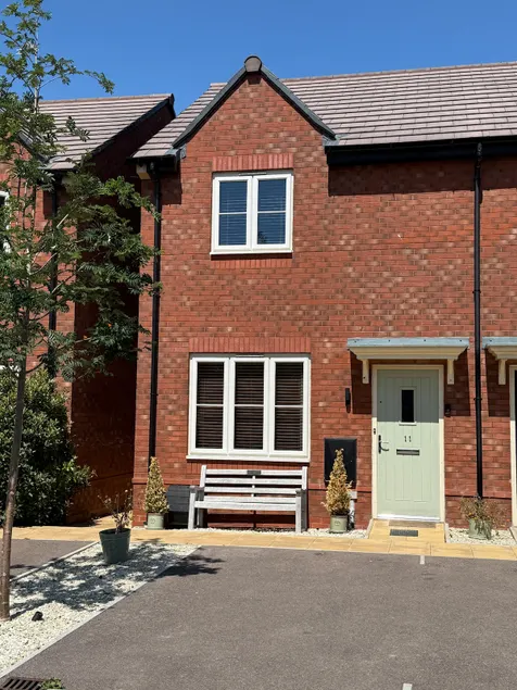 Cosy 2 Bedroom family home with garden and parking - Image 1