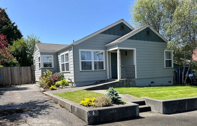 Spruce Cottage Bright 3 Bedroom 2 Bath near Henderson Center. Master suite. - Image 1
