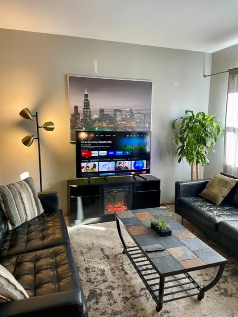Cozy 2BR haus inn Pilsen with patio and fire pit 🔥 - Image 1