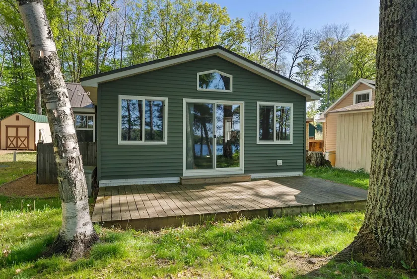 Cozy Lake Front Cottage, Escape with Amenities - Image 1