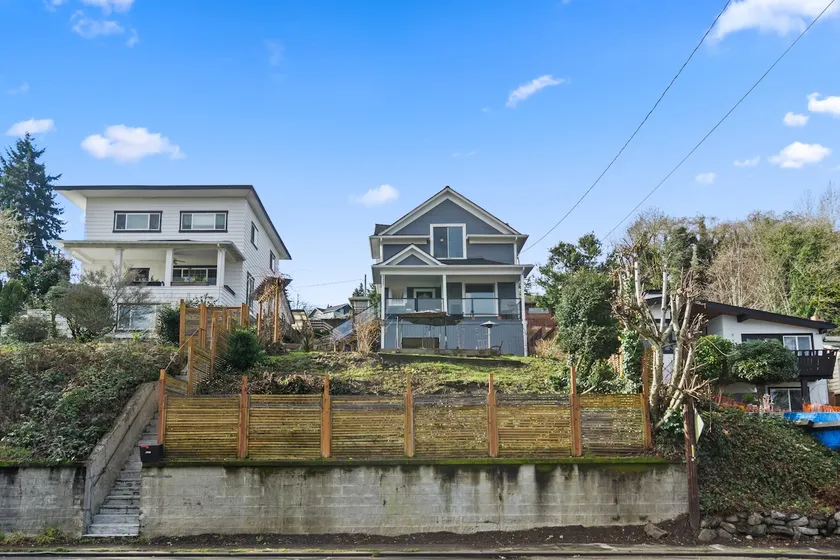 Charming House with View - Image 1