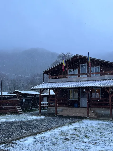 Cottage at the foot of the mountains with a ciubăr - Image 1