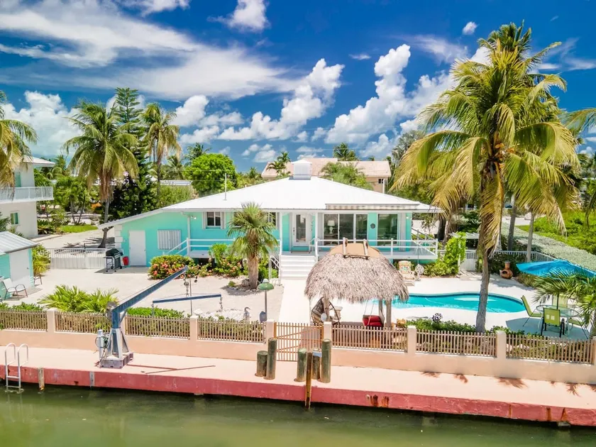 Beach House is a stunning and spacious 2bed/2bath with private pool & steps to Sombrero Beach! - Image 1
