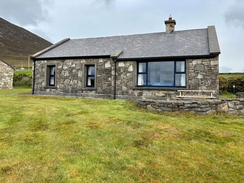Cosy 3 bedroom cottage with sea and mountain views - Image 1