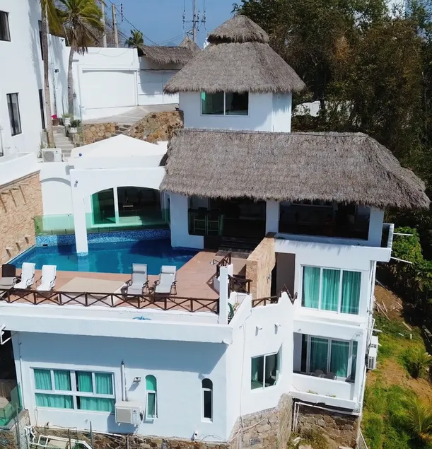 Luxurious residence with sea view - Image 1