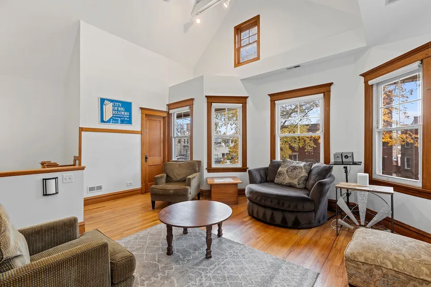 Light-filled duplex on north side - free parking - Image 1