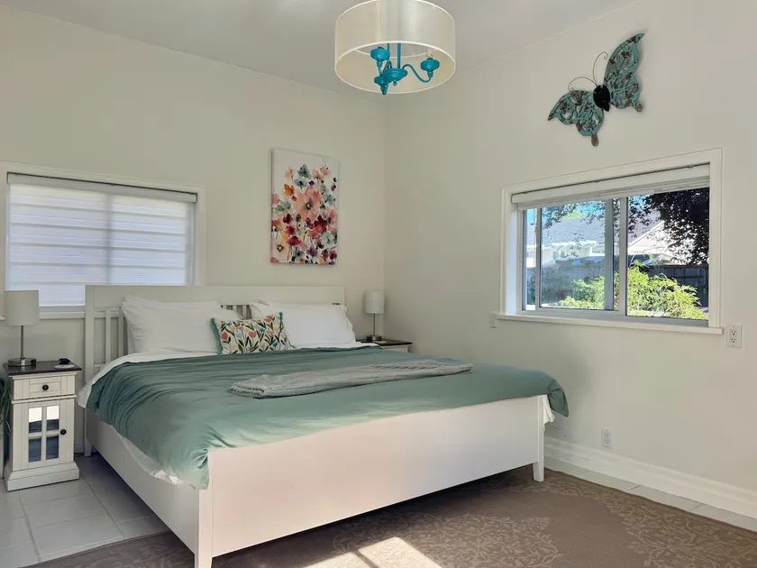 Bright Garden Studio Suite in Sidney, BC - Image 1