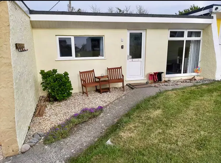 Cornish Coastal Escape with Pool Access & Beach - Image 1