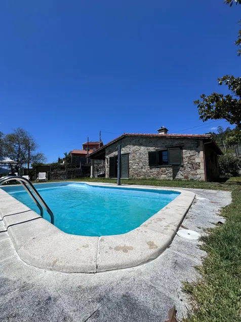 House with pool and outdoor dining area - Image 1