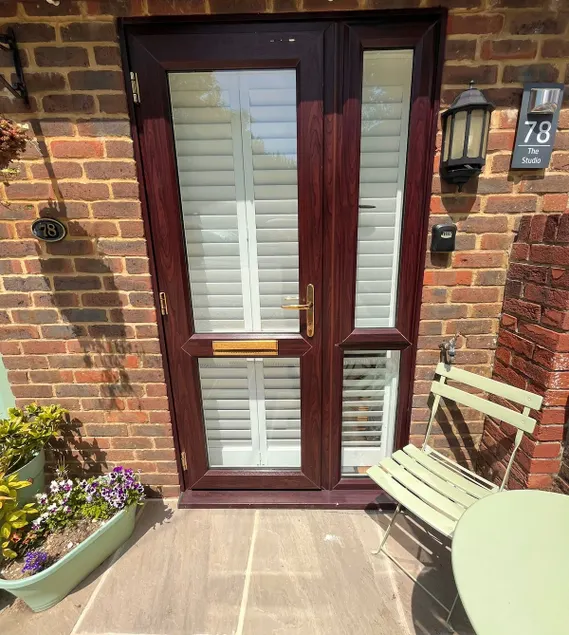 Studio with off-street parking, private entrance - Image 1