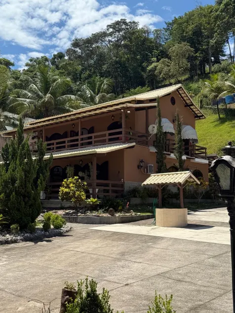 Cheerful townhouse with a swimming pool. - Image 1