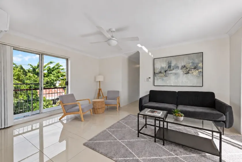 Quiet 3BRM Apt near Gabba with Free Parking & WiFi - Image 1