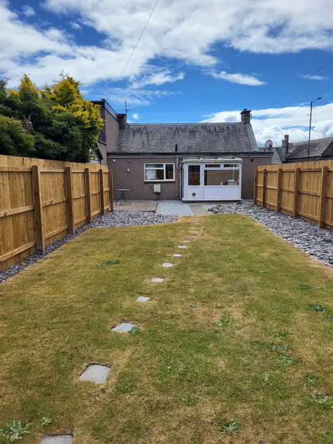 Central 2-bedroom bunglow with double sofa bed - Image 1