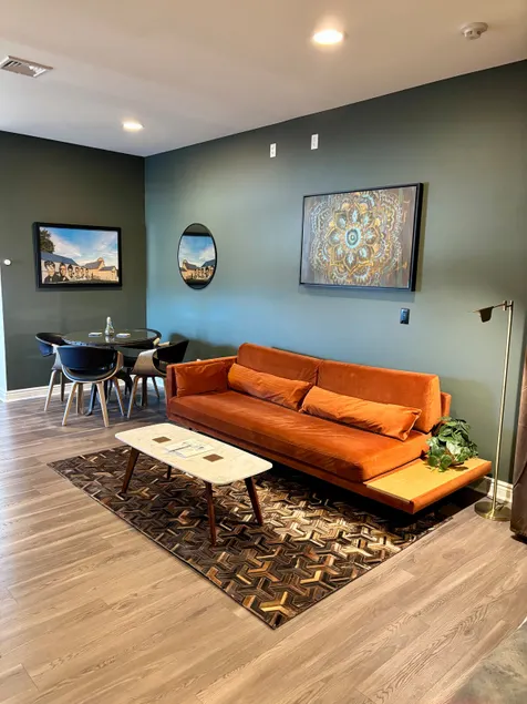 Luxe Loft 2 on Main St.Steam Shower, ZeroG King Bed, Designer Kitchen, Elevator! - Image 1