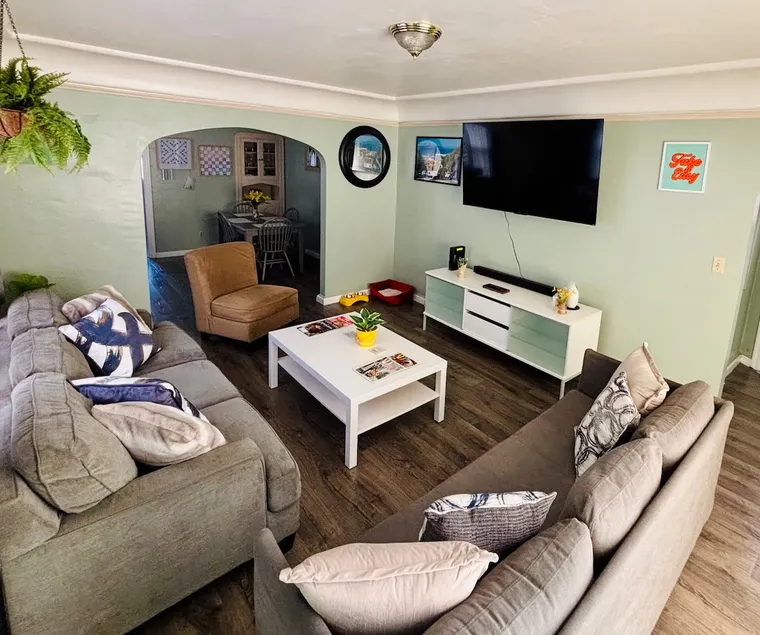 King Suite Retreat Pet Friendly Near Wine Country - Image 1