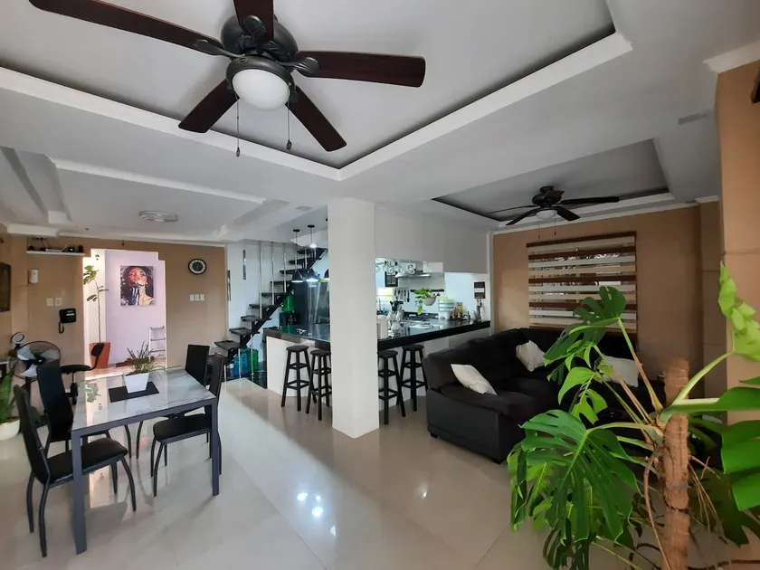 Excellent 3 Bedroom Townhouse, Near Capital Arena - Image 1