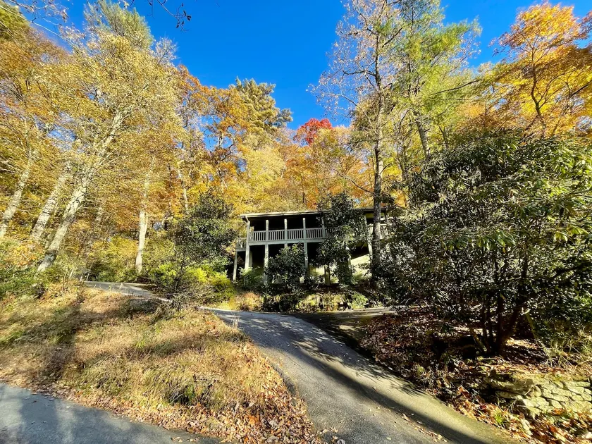 Cashiers Cottage - central location, 5 min to downtown, dog-friendly - Image 1