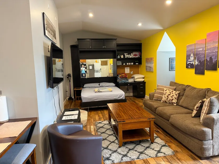 Studio apt w/ great outdoor space - Image 1