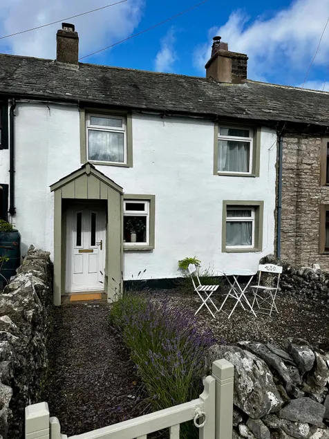 2 bedroom fell-side cottage with indoor fireplace - Image 1