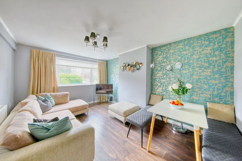 2 bed flat - SW London with parking - Image 1